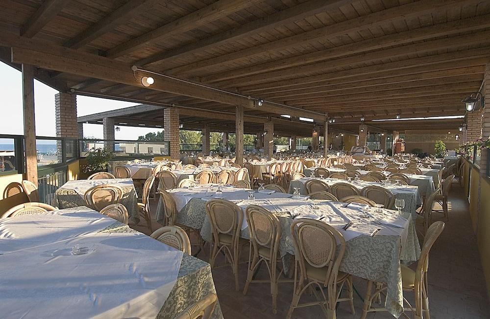 Marina Del Marchese Beach Resort Botricello Exteriör bild